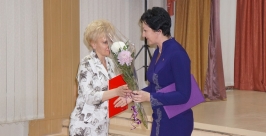 Оксана Бондарь поздравляет учителей Мария Золотарева, MagadanMedia