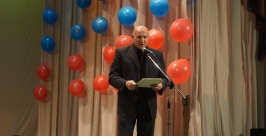 Константин Соболев награждает преподавателей физкультуры и тренеров Мария Золотарева, MagadanMedia