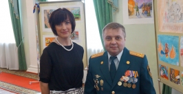 Спасатель с мамой участника детского конкурса на торжественном мероприятии Виталий Моряков MagadanMedia