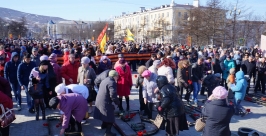Простые магаданцы возложили цветы и зажгли свечи памяти Виталий Моряков MagadanMedia