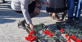 Магаданцы возложили цветы Виталий Моряков MagadanMedia