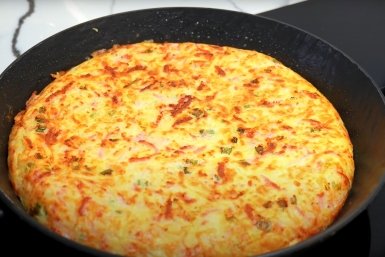 Пирог-вкуснятина: ужин за 30 минут на сковороде - сохраняем и готовим без мороки скриншот видео с youtube-канала &quot Alina FooDee&quot (12+)