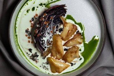 Охотский трубач с краснокочанной капустой и шампанским соусом