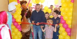 И. О. мэра Магадана Юрий Гришан разрезает символическую ленту Гужвенко Сергей, ИА MagadanMedia