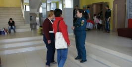 Знакомство с СевАртом началось с просторного холла Пресс-служба ГУ МЧС России по Магаданской оласти