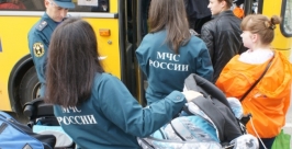 Сотрудники МЧС помогают грузить нехитрый скарб Пресс-служба ГУ МЧС России по Магаданской оласти