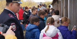школьникам показывают вольеры  Пресс-служба УМВД России по Магаданской области
