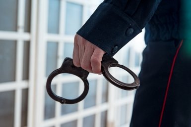 Полицейский с наручниками Илья Аверьянов, ИА PrimaMedia