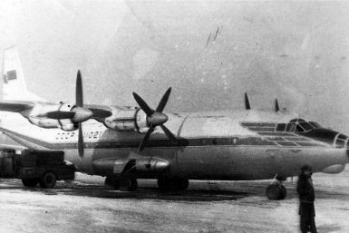 Ан-12 в аэропорту Сеймчана kolymastory.ru