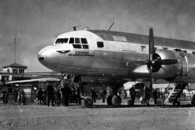 Пассажирский Ил-14 в аэропорту Сусуман (Берелёх). На заднем фоне видна вывеска с названием аэропорта – Берелёх kolymastory.ru