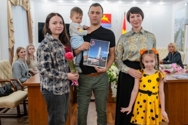 Молодые семьи Магадана получили сертификаты на улучшение жилищных условий Источник