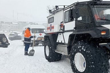 Спасатели помогли застрявшим в &quotснежном плену&quot сотрудникам скорой помощи ПСЦ Магаданской области
