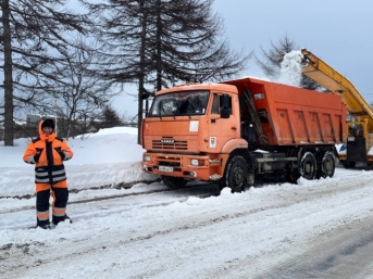 В Магадане продолжается борьба с циклоном Источник