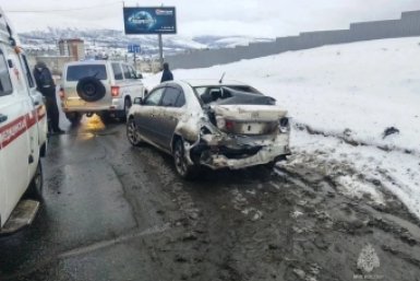 Легковушка врезалась в грузовик на улице Транспортной в Магадане