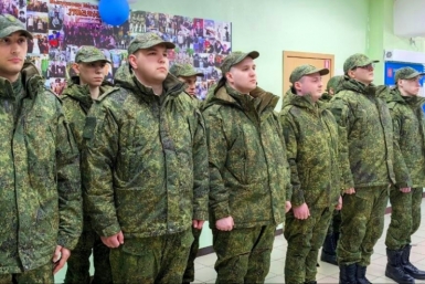 На срочную службу из Магадана отправили 11 новобранцев Источник