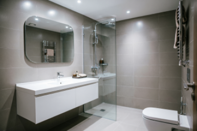 Швы в ванной белеют сами: смешала 3 продукта, подождала 10 минут — и плитка сияет без хлорки