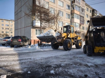 В Магадане продолжается расчистка от снега участков улично-дорожной сети Источник
