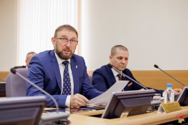 Все политические фракции облдумы высоко оценили работу правительства Колымы Источник