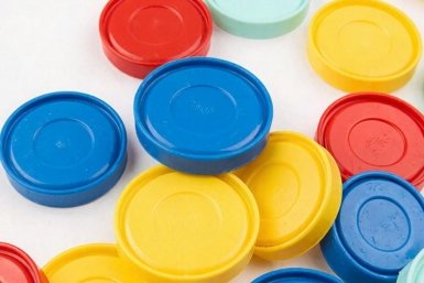 Крышечки от сметаны не выбрасываю: Вот как применяю их в сезон - 3 способа