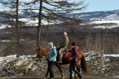 В Магадане запустили проект иппотерапии для детей с особенностями и участников СВО ИА MagadanMedia