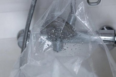 Привязала пакет на ночь — утром душевая лейка как новая: даже вековой налет исчез, а напор как из шланга