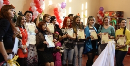 Призеры выставки получили дипломы, розетки, символические кубки, а в качестве подарка – полезные аксессуары для своих питомцев Арина Корчагина