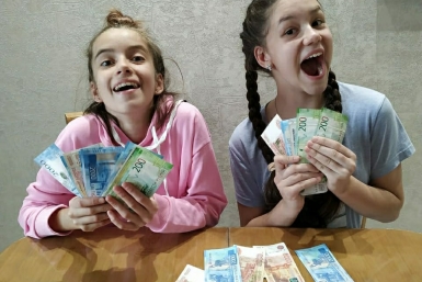 Деньги придут до майских — кто получит выплаты 29 и 30 апреля досрочно