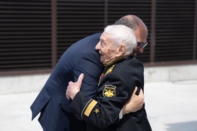 Владимиру Майстеру вручили памятный знак, посвящённый 120-летию подводных сил России Евгений Кубко пресс-служба администрации Владивостока