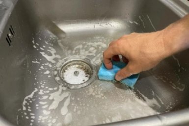 1 стакан в слив – и вода уходит со скоростью света: устраняем засор в раковине за 5 минут
