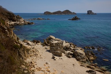 Дешевле Сочи, а море в 100 раз чище - нашли поселок в Крыму, где в мае 2026-го пляжи пустые и бесплатные