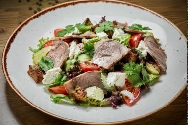 Салат с телячьим языком, брынзой и бородинскими гренками