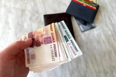 Новая выплата, пошлины и посадка в самолет по биометрии: законы июня