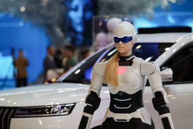 С волосами, в платьях и деловых костюмах: роботы с ПМЭФ-2026 покорили пользователей соцсетей