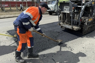 В Магадане продолжается текущий ремонт, мойка дорог и тротуаров, вывоз мусора Источник