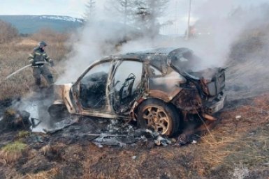 На федеральной автодороге "Колыма" автомобиль врезался в столб и загорелся