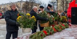 Возложение цветов к памятнику Александр Крылов, MagadanMedia