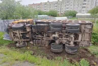 Грузовик Shacman перевернулся на Колымской трассе