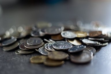 Деньги утекают незаметно: эксперты назвали привычки, которые мешают копить