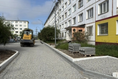 В Магадане благоустраивают территории вокруг новых детских площадок Источник