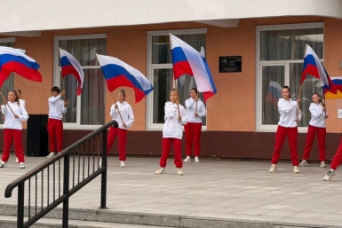 В Магадане прошла патриотическая акция &quotПусть гордо реет триколор&quot Источник