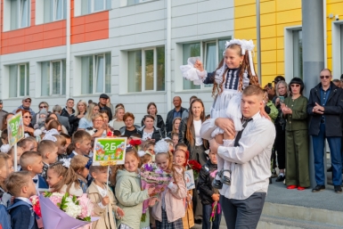 Мэр Магадана посетила торжественную линейку в школе № 15 Источник