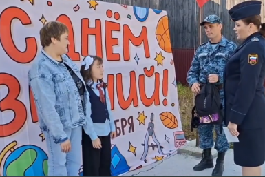 Вручение ранца кадр из видео