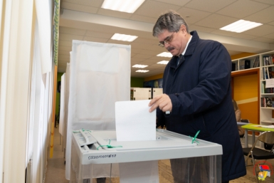 Председатель Магаданской облдумы проголосовал на выборах Источник