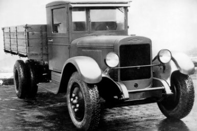 О необычном использовании ЗИС-5 на Колыме написал журнал "За рулем" в 1937