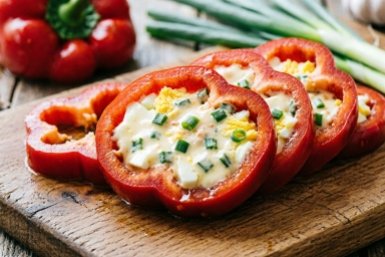 Фаршированный болгарский перец с сырно-чесночной заправкой - готово за несколько минут