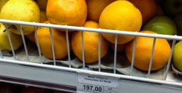 Апельсины из Поднебесной также подорожали на 36 рублей, в декабре они стоили 161 рубль, а сейчас 197 рублей Фото из блога Антона Афанасьева/http://antonio-mag.livejournal.com