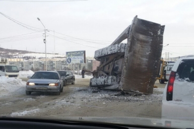 Трактор-убийца едва не лишил жизни магаданца на оживленной дороге Фото из социальных сетей