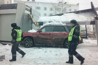 Водитель иномарки в Магадане протаранил автобусную остановку Фото из социальных сетей