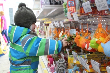 Малышам были очень интересны игрушки нового магазина Юлия Чухломина, ИА MagadanMedia