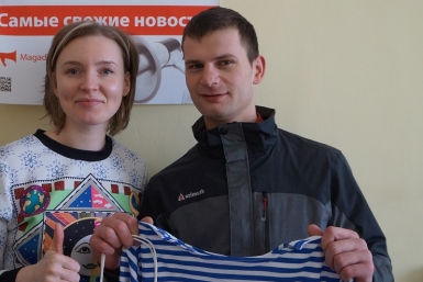 Тельняшку и сувениры вручили магаданцу Михаилу Первушину Мария Золотарева, MagadanMedia